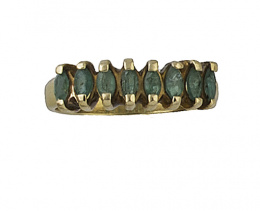 351.  Sortija media alianza con 8 esmeraldas en talla navette