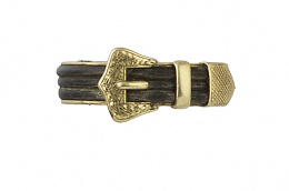 14.  Sortija de pp.S. XX en forma de cinturón con hebilla, realizado con pelo de elefante en oro amarillo de 18K