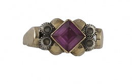 129.  Sortija años 40 con rubí sintético romboidal entre parejas de zafiros blancos