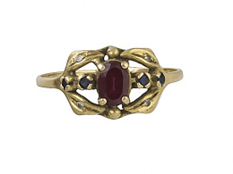 241.  Sortija portuguesa de pp. S. XX con rubí sintético oval central, en montura calada con zafiros y brillantes en los laterales 