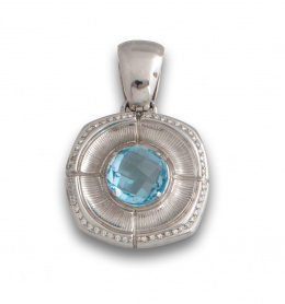 663.  Colgante con topacio azul facetado y brillantes en contorno de marco cuadrangular de oro blanco d e18K.