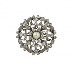 61.  Broche circular de brillantes con formas vegetales y flor central adornada por perla