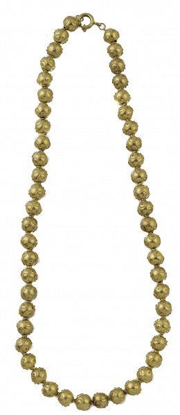 33.  Collar portugués S. XIX con esferas adornadas por círculos de cordoncillo, y enfiladas en cadena de cordoncillo