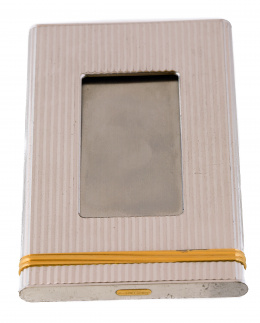 770.  Tarjetero Must de CARTIER  gallonado en metal plateado y dorado