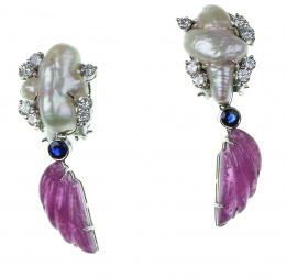 702.  Pendientes largos con perlas barrocas y brillantes de las que penden zafiro y turmalina gallonada