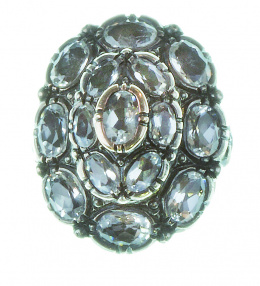 52.  Sortija portuguesa de pp. S. XX con gran rosetón en tres niveles de cristal de roca