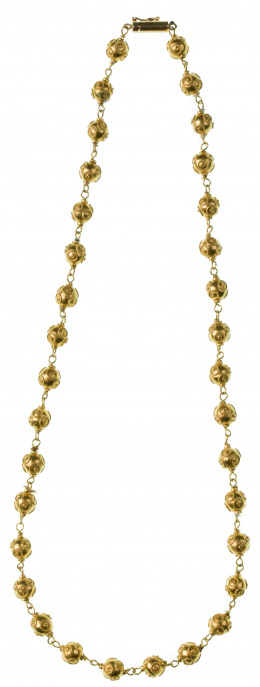35.  Collar Portugués S. XIX con esferas adornadas con círculos de cordoncillo, y unidas entre sí  por dobles eslabones de oro