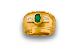 746.  Sortija ancha con esmeralda oval y diamantes trapecio en oro de 19K