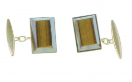714.  Gemelos rectangulares con ojo de tigre en montura de oro amarillo de 18K