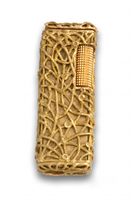 773.  Encendedor DUNHILL con exterior cubierto por celosía de ramas en  en oro de 18K .