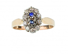 155.  Sortija con frente oval con dos zafiros orlados de brillantes