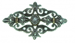 16.  Broche portugués S. XIX con diseño vegetal en forma de rombo con diamante central