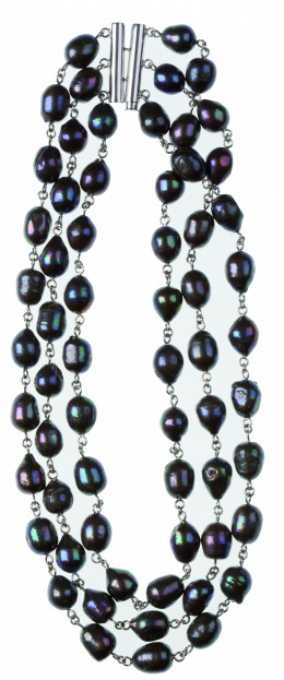 692.  Collar de tres hilos de perlas ovoides de Taihiti con cierre de dobles barras en oro blanco de 19K