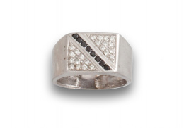 661.  Sortija sello de brillantes con línea oblicua de zafiros calibrados en oro blanco de 19K.