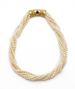 693.  Collar de seis hilos de perlas cultivadas, con cierre tubular adornado con zafiro talla corazón de 0,90 ct aprox y líneas de brillantes.