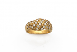 643.  Sortija de brillantes en tres bandas oblícuas sobre dos aros de brillantes.