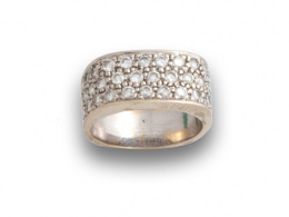 707.  Sortija con pavé de brillantes en frente rectangular de oro blanco de 18K.
