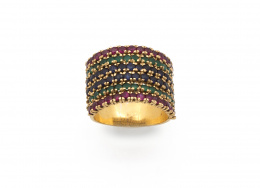 147.  Sortija ancha con 6 bandas de zafiros, rubíes y esmeraldas en oro amarillo de 19K.