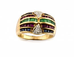 754.  Sortija con bandas de esmeraldas rubíes y zafiros calibrados con dos gotas de pavé de btes