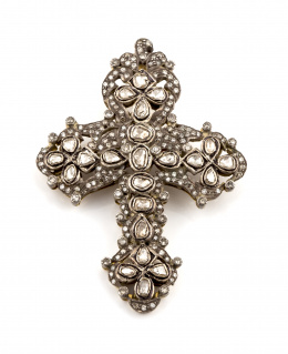 5.  Cruz colgante de diamantes portuguesa S.XIX, con profusa decoración en dobles chatones y pavé combinados