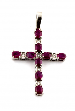 798.  Cruz colgante de rubíes y brillantes alternos en oro blanco de 14K.