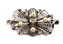 54.  Broche portugués años 30, en diseño de banda plegada con decoración calada geométrica, adornado con perlas brillantes de talla antigua y diamantes