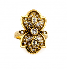 174.  Sortija lanzadera de brillantes y diamantes talla marquisse con diseño floral en oro amarillo de 19K.