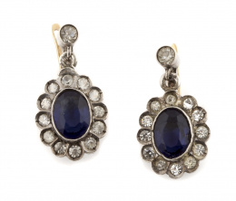 690.  Pendientes de pp s.XX con zafiros sintéticos orlados de zafiros blancos que penden de chatón