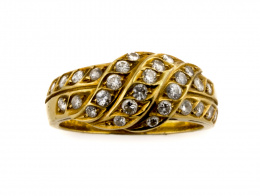 261.  Sortija de brillantes en tres bandas oblicuas sobre dos aros de brillantes.