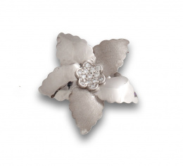 671.  Broche flor con rosetón de brillantes en pétalos de oro blanco liso y mate de 19K.