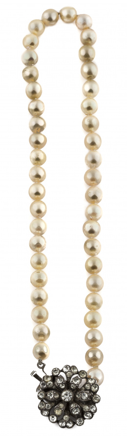 77.  Collar de perlas cultivadas con cierre de plata y strass pp. S. XX