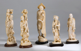 1183.  “Mujer con abanico” Escultura marfil tallado sobre base en madera tallada.Escuela japonesa Meiji ff. S. XIX 