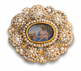 1.  Broche colgante s.XVIII con con marco de rosetones de perlas de aljófar sobre filigrana de oro de 19K.
