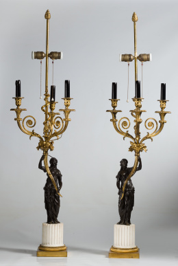 1046.  Pareja de candelabros de tres brazos de luz de bronce dorado y pavonado, a la manera de Thomire.Francia, S. XIX..
