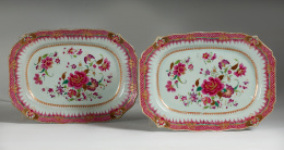 974.  Pareja de fuentes de porcelana “Familia rosa”.Compañía de Indias, S. XVIII.
