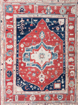 401.  Alfombra caucásica en lana con campo rojo y azul y medallón central.