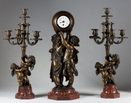 1140.  Guarnición de chimenea de bronce patinado decorado con angelotesParís, Albert Ernest Carrier Belleuse, (1824-1887)