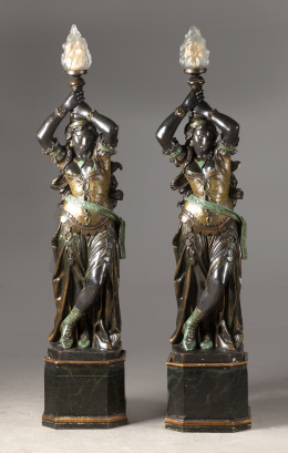 1085.   “Odaliscas torcheras”En terracota patinado y policromado.Francia, pp. del S. XX.