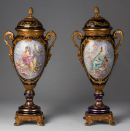 1124.   Pareja de jarrones de loza esmaltada, con cartelas de escenas mitológicas.A la manera de Sévres.Francia, Samson, ffs. del S. XIX..