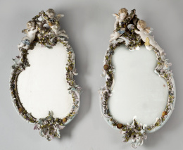 1093.  Pareja de espejos de porcelana esmaltada, con decoración de querubines.Alemania, h. 1900.