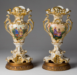 971.  Pareja de jarrones de porcelana esmaltada, con cartelas decorativas de escenas orientales.París, mediados del S. XIX..