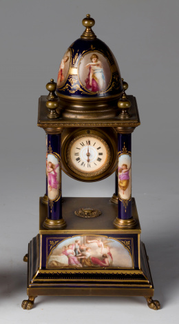 1001.  Reloj de sobremesa de porcelana, decorado con escenas mitologicas.Viena, Lenzkirch 1851 - 1920