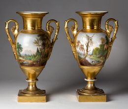 531.  Pareja de ánforas de porcelana esmaltada y dorada. Decorado con paisajes.París mediados del S. XIX .