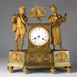 1038.   Reloj de sobremesa de bronce dorado.“Thiaffait á Lyon”Francia, primera mitad del S. XIX