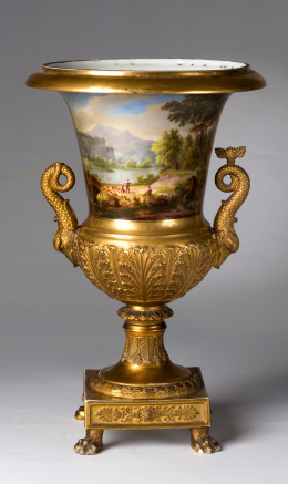 1083.  Vaso con forma de crátera de porcelana esmaltada y dorada, asas con forma de delfines.París, h. 1830 - 1840..