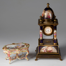 964.  Mesita de estilo Luis XV de loza esmaltada y dorada, Francia, Samson, S. XIX.