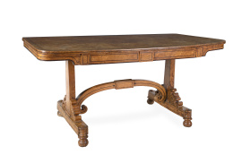 991.  “Library table” de madera de satín.Trabajo inglés, S. XIX.