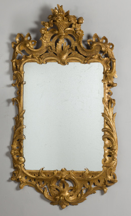 458.  Pareja de espejos en madera tallada, estucada y dorada.Trabajo francés S. XVIII.