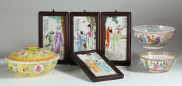 1192.  Cuatro placas en porcelana esmaltada representando escenas cotidianas.China mediados S. XX.