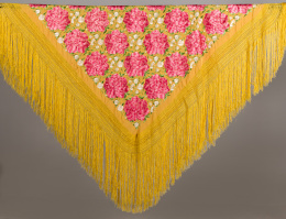 482.  Mantón de “manila” en seda con peonías bordadas en rosa.Trabajo cantonés, S. XIX.